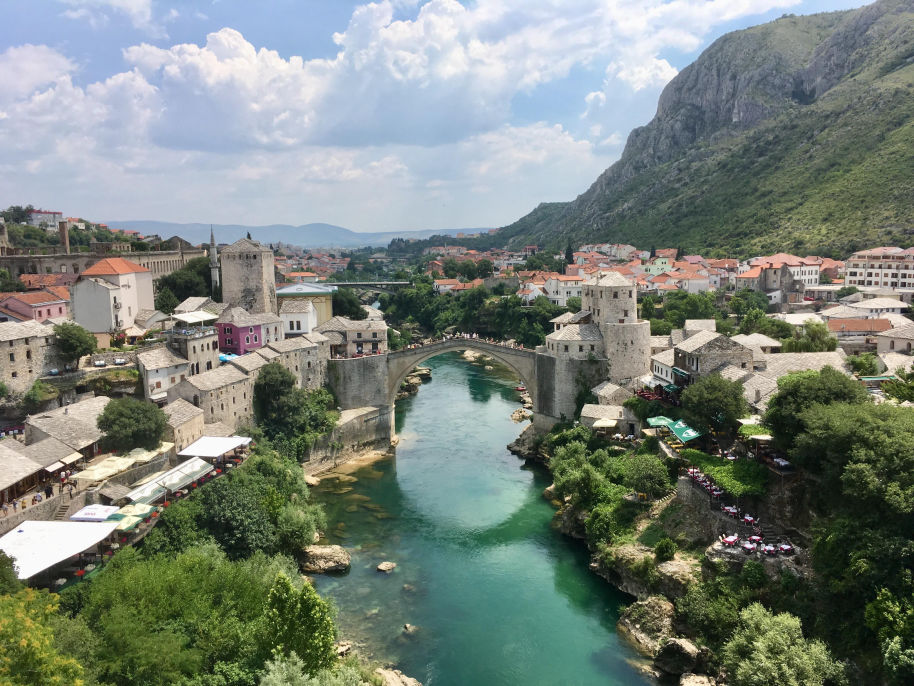 Vue sur le pont de Mostar depuis la mosquée