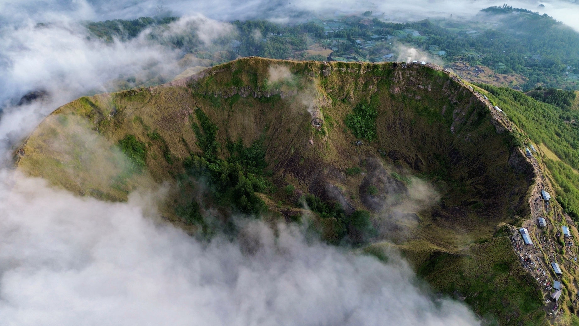 Le cratère du volcan Batur à Bali