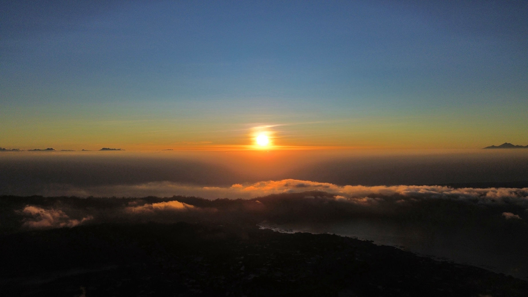 Lever de soleil depuis le mont Batur