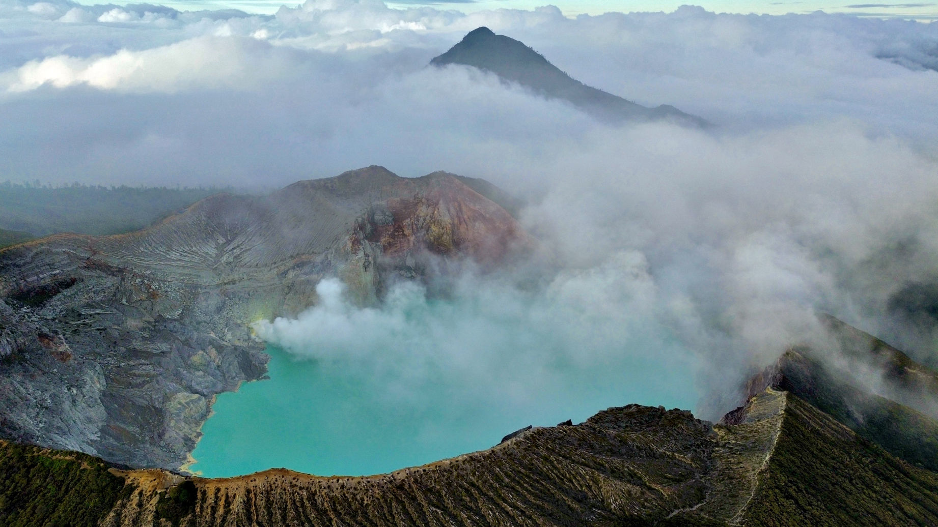 Le volcan Ijen et son lac d'acide sulfurique