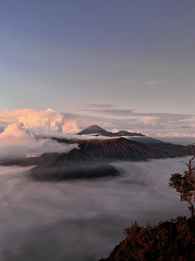 Le volcan Bromo au lever de soleil