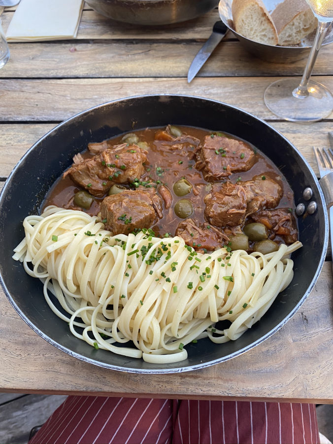Le sauté de veau aux olives au restaurant Casa Corsa à Porto-Vecchio