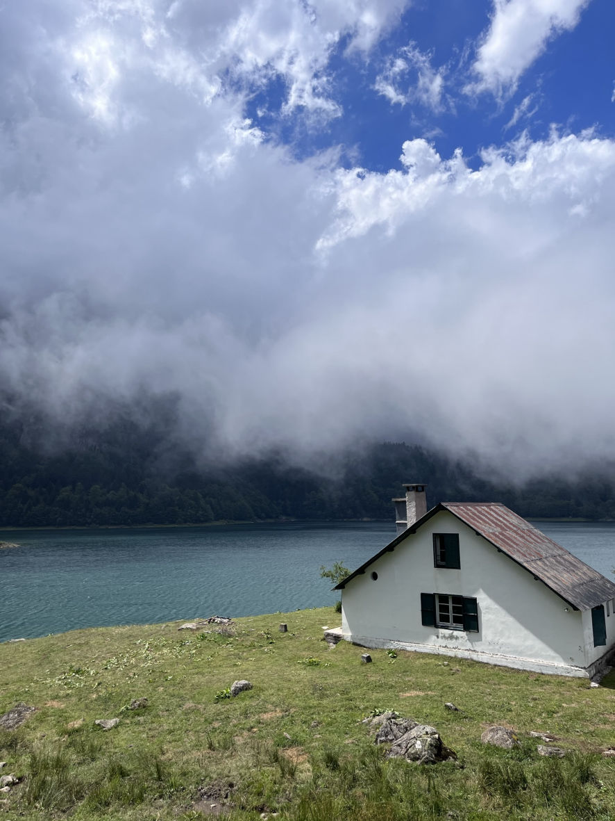 Le lac de barrage de Bious Artigues dans les Pyrénées