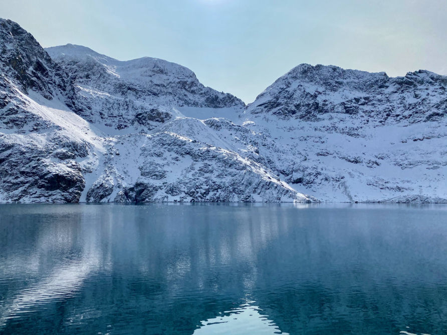 Le lac du Portillon et ses montagnes enneigées
