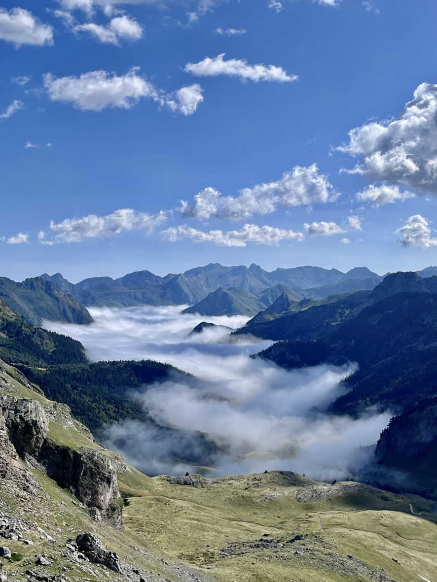 Une mer de nuages dans la vallée d'Ossau