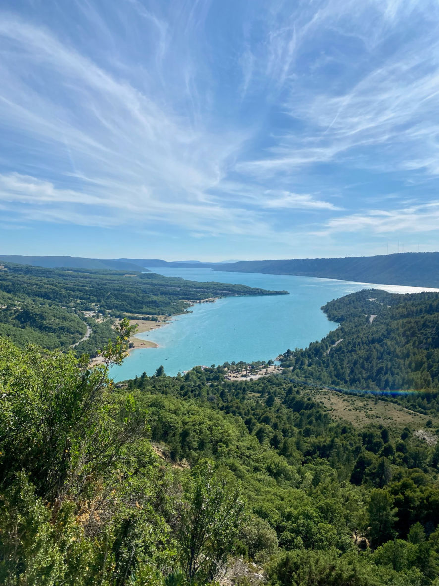La vue sur le lac de Sainte-Croix depuis la route vers le Point Sublime