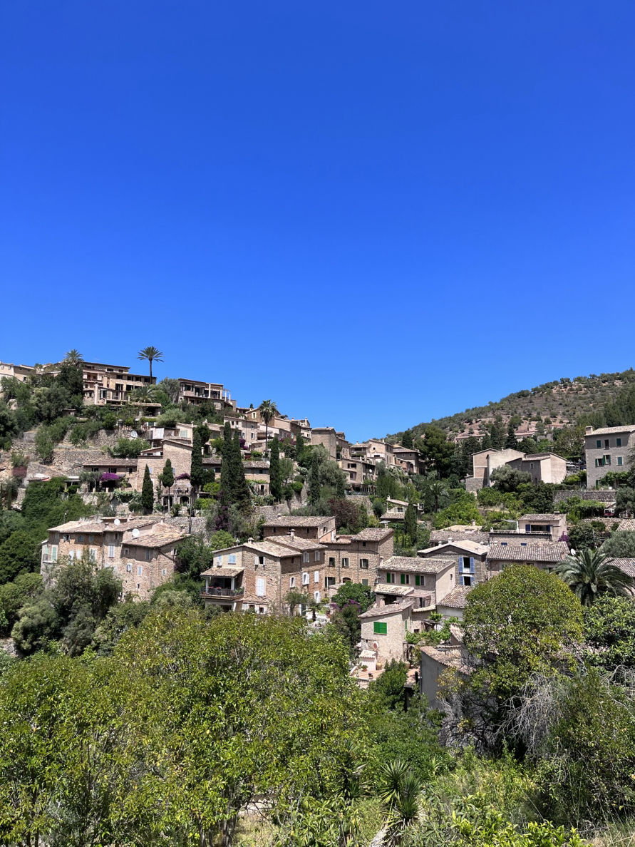 La vue sur le beau village de Deià