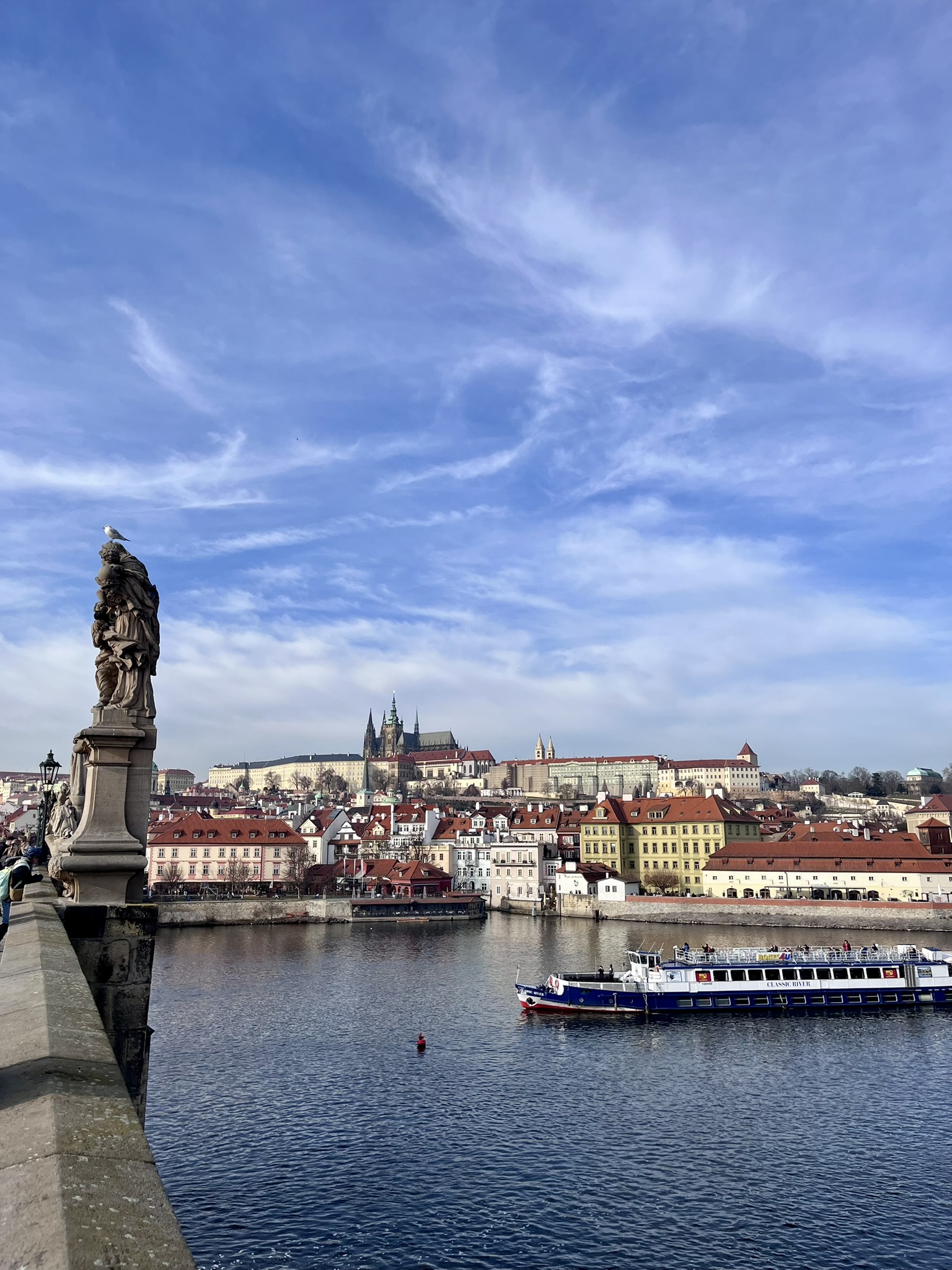 La vue sur la Vltava et le Château de Prague depuis le pont Charles