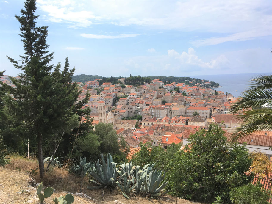 Vue depuis le parc sur la ville de Hvar