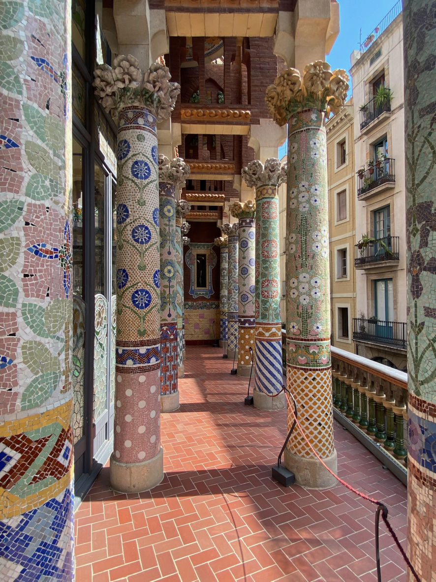 Les piliers de mosaïque du palais de la musique catalane