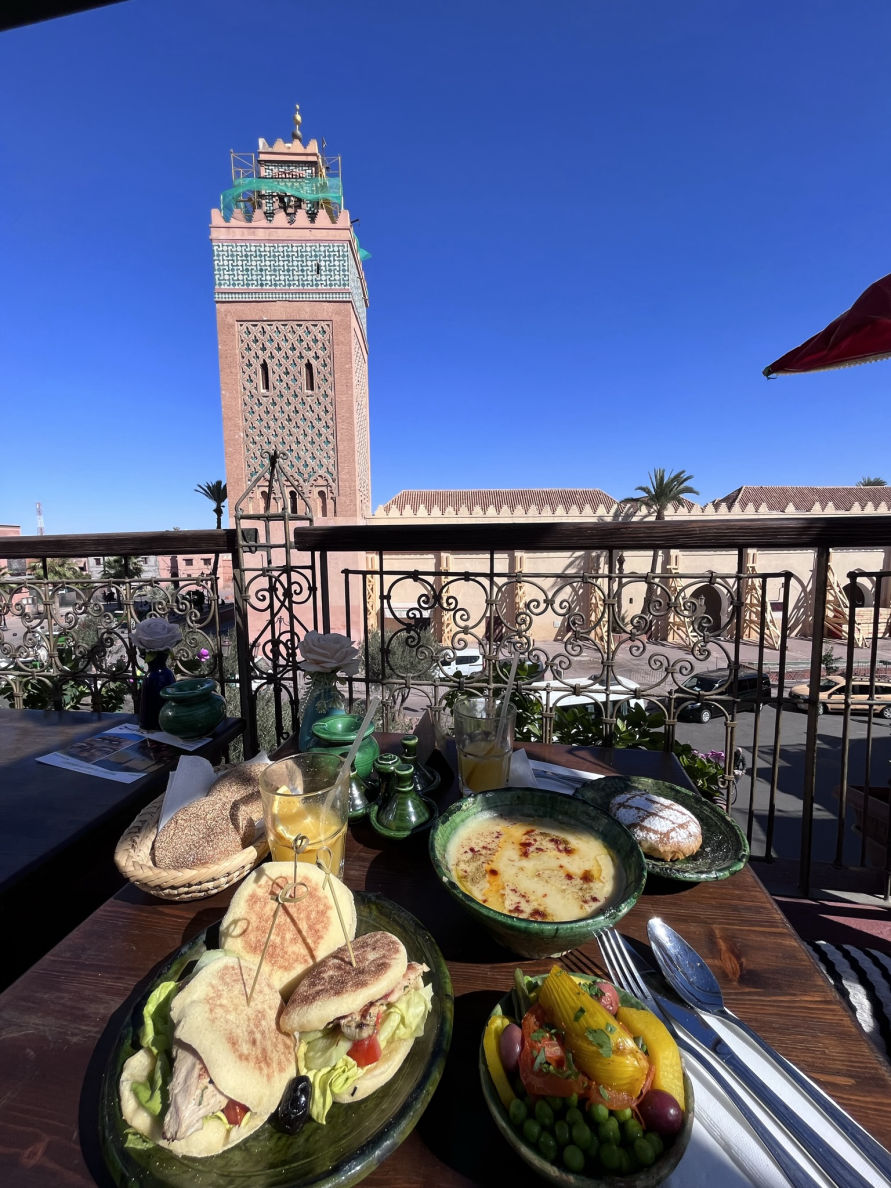La magnifique vue sur la Mosquée de la Kasbah depuis le Zeitoun café