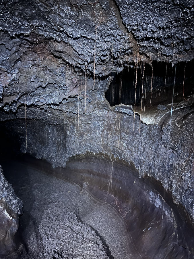 Spéléologie dans tunnels de lave avec Rando-volcan