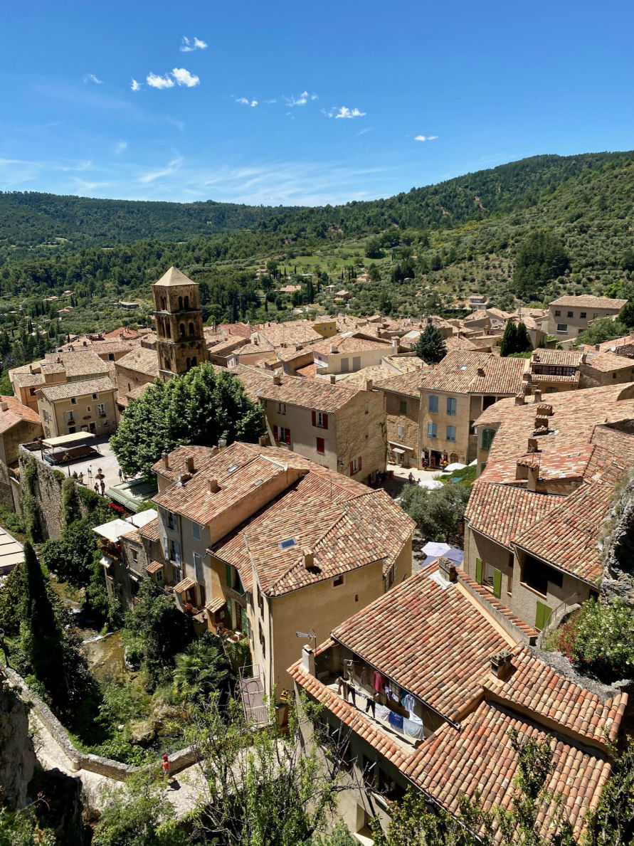 Vue sur le village Moustiers-Sainte-Marie