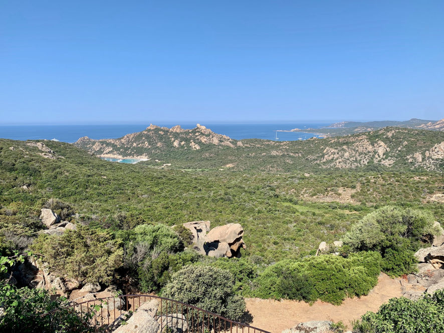 Une belle vue sur la plage de Roccapina
