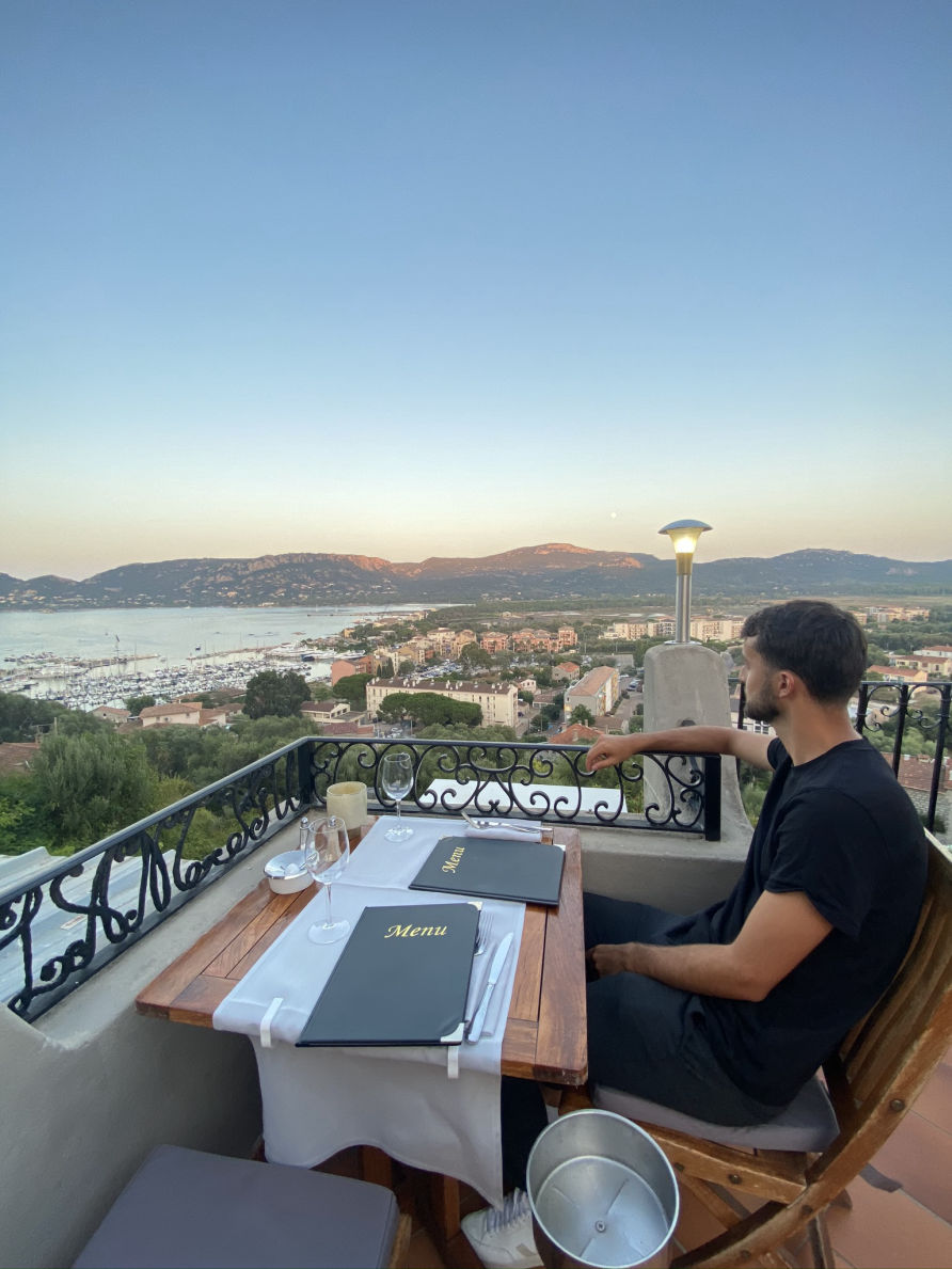 Repas avec vue panoramique au restaurant l'Antigu à Porto-Vecchio
