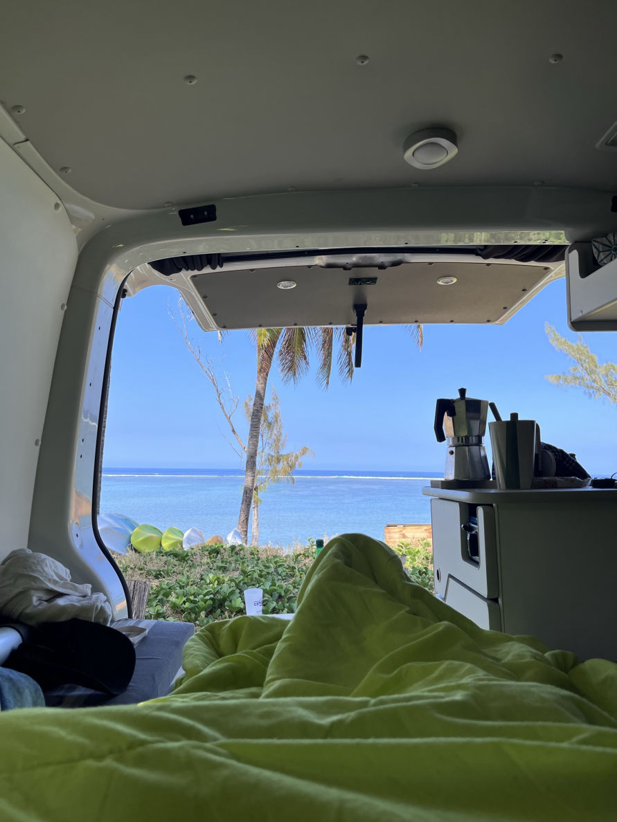 Réveil dans le van au bord de l'eau