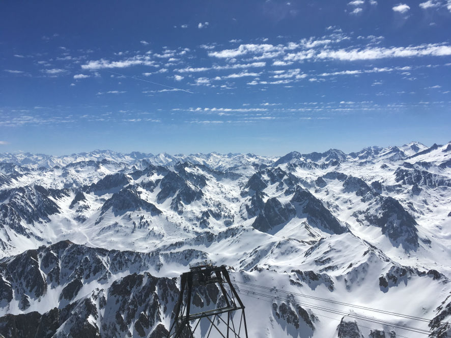 Vue sur les Pyrénées depuis le Pic du midi