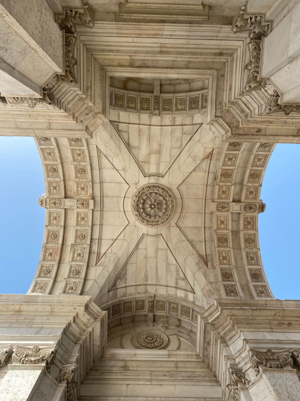 La Praça do Comércio et son arc de triomphe
