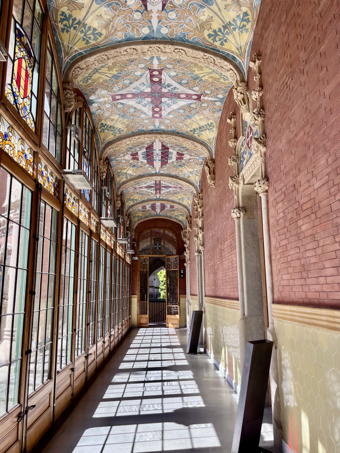 Les couloirs richement ornés de Sant Pau