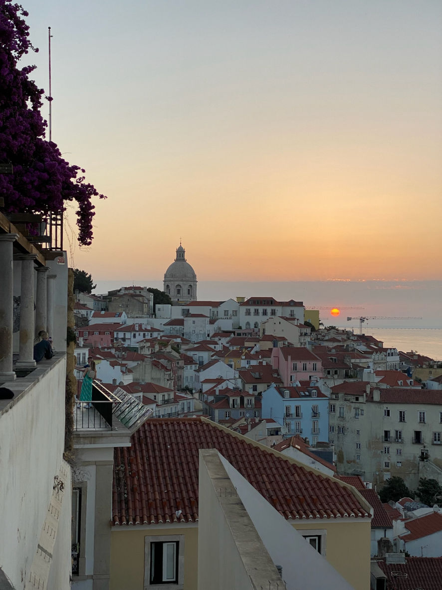 Un beau lever de soleil au Miradouro de Santa Luzia
