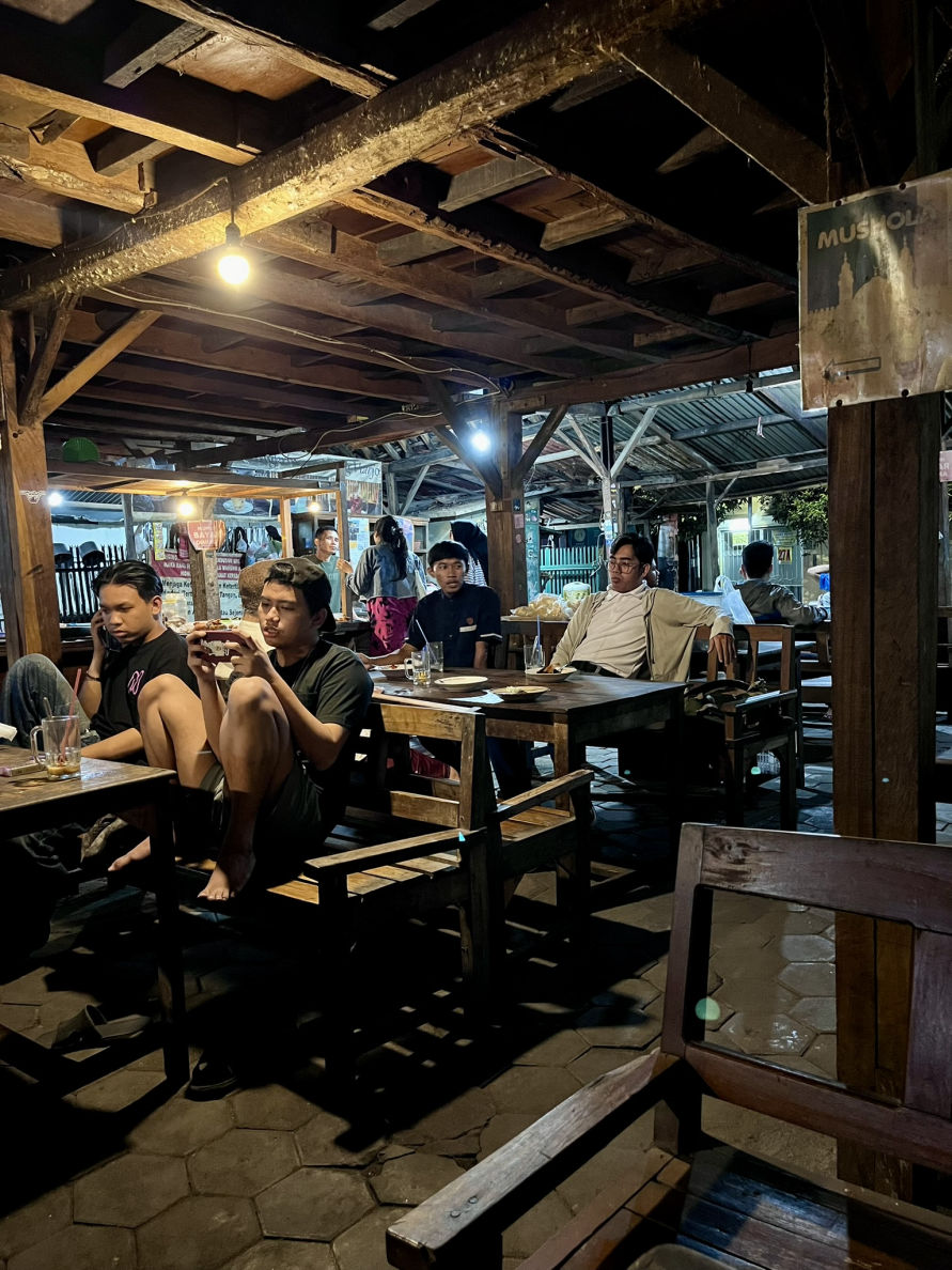 Repas dans un warung