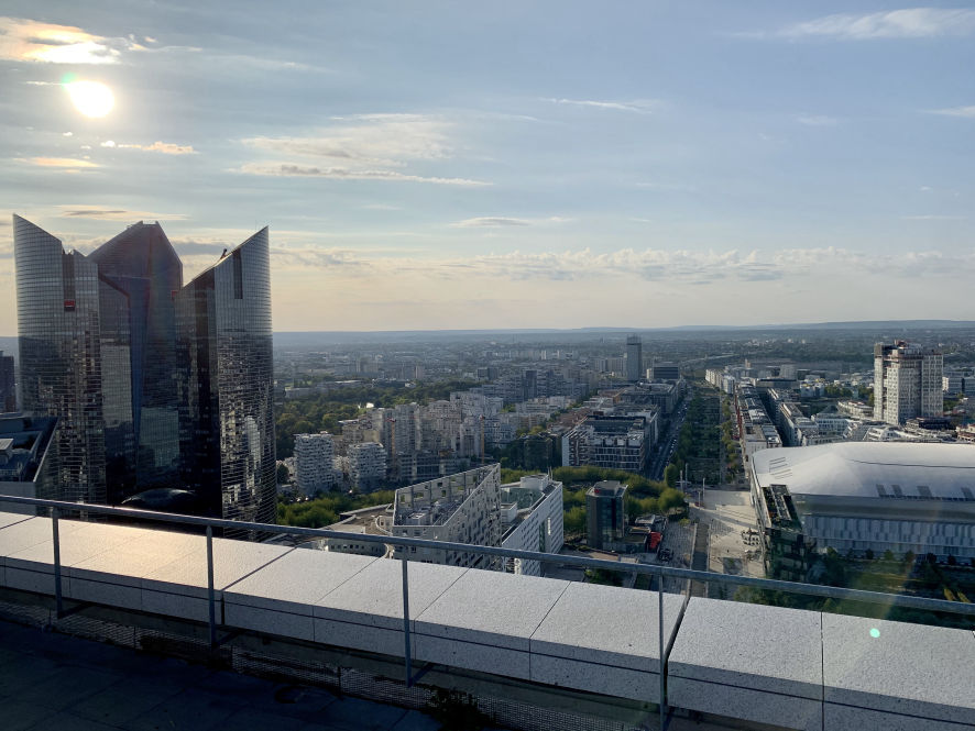 Observer la vue depuis l’arche de La Défense