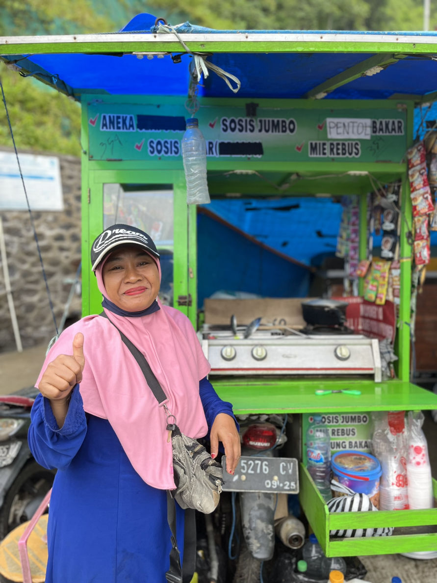 Repas dans un petit warung au bord de la route