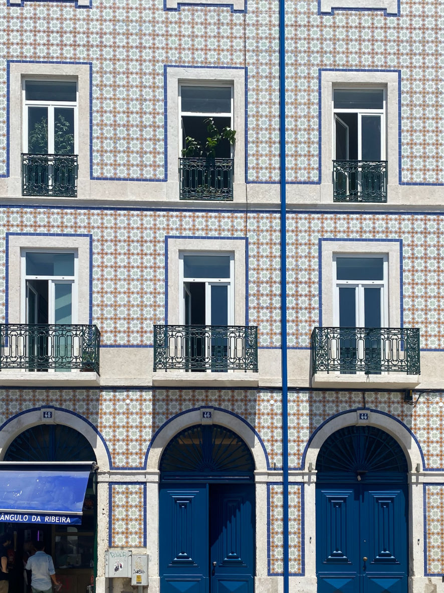 Les façons recouvertes des azulejos, des carreaux de faïence décorés