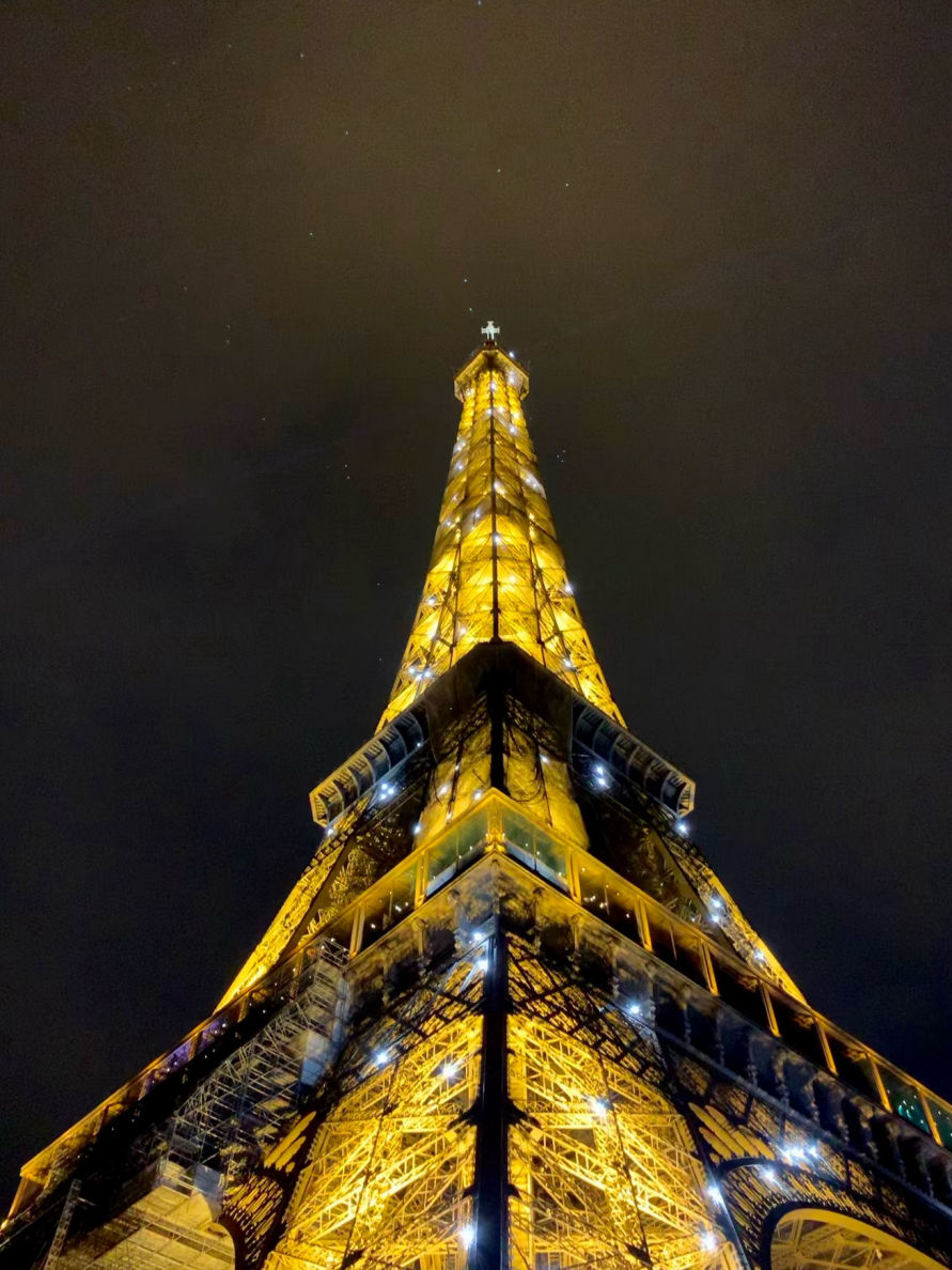 La Tour Eiffel illuminée de nuit