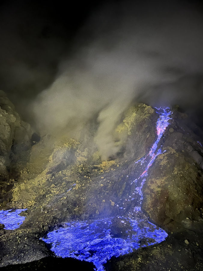 Les fameuses flammes bleues à Ijen