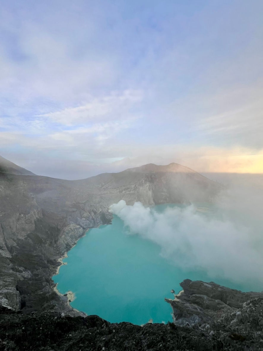 Magnifique lever de soleil sur Ijen et son lac acide