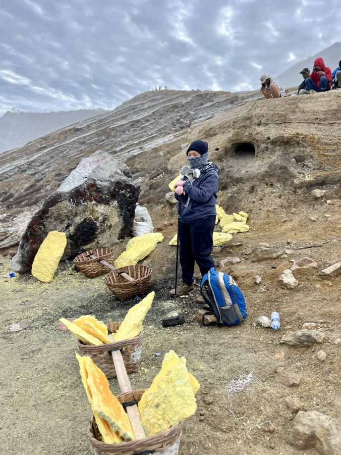 Les vendeurs de souffre au volcan Ijen