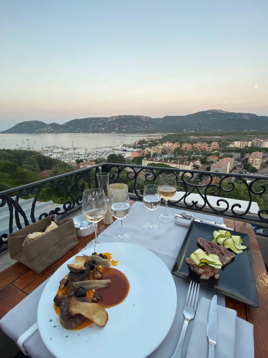 Repas avec vue panoramique au restaurant l'Antigu à Porto-Vecchio