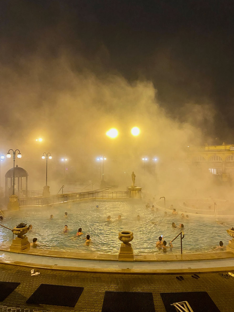 Les Thermes Széchenyi de nuit