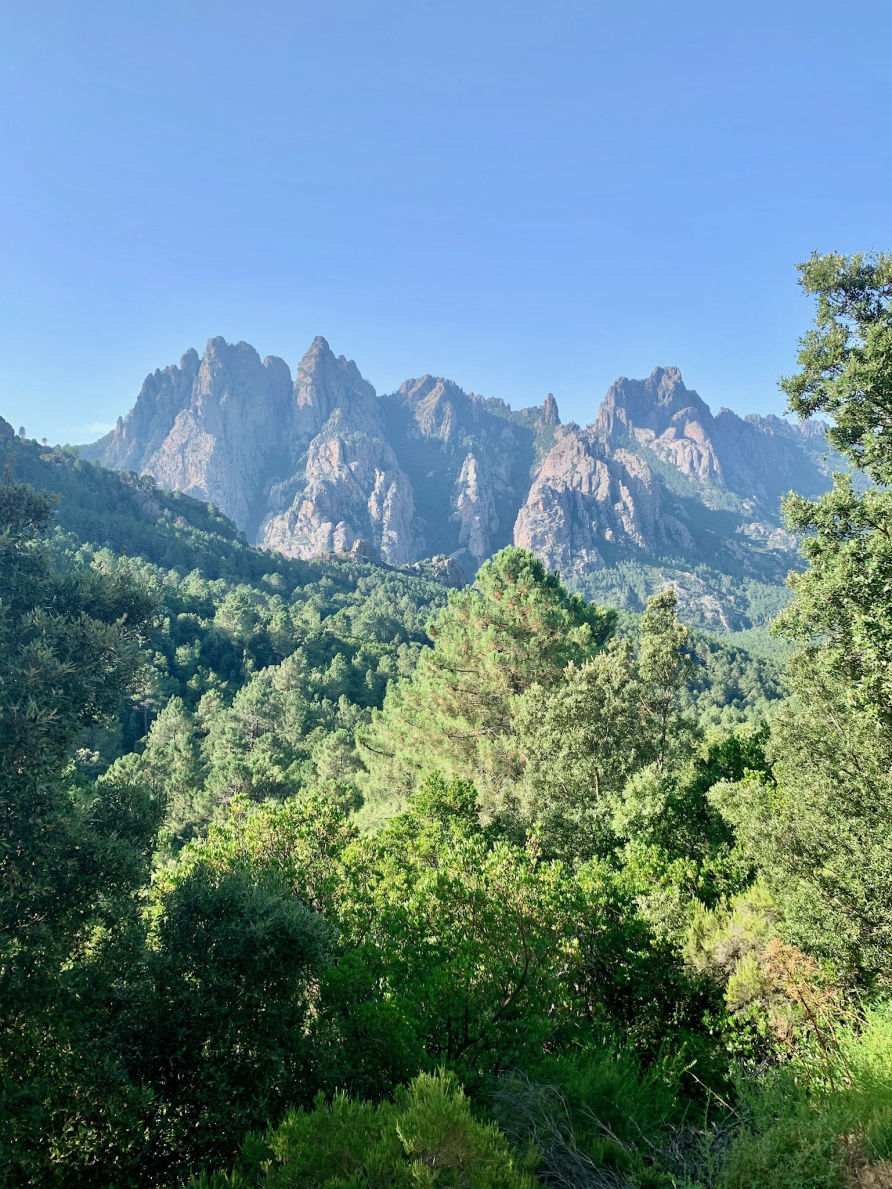 Les aiguilles de Bavella sur la randonnée vers les cascades de Purcaraccia