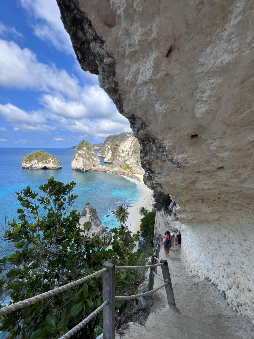 La descente escarpée jusqu'à la plage