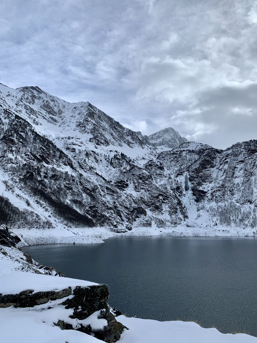 Le lac d'Oô sous la neige