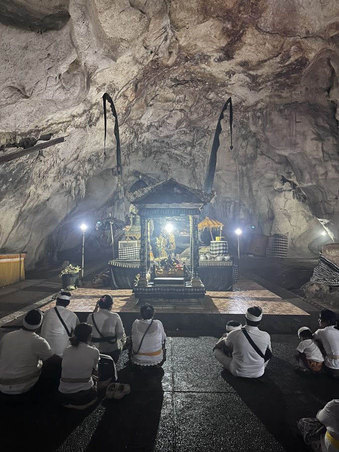 Les rituels au Goa Giri Putri Temple
