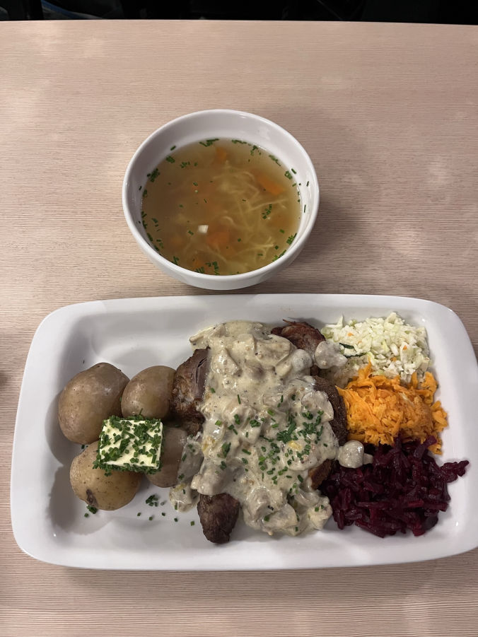 Cuisine traditionnelle polonaise au Tomasza, un milk-bar