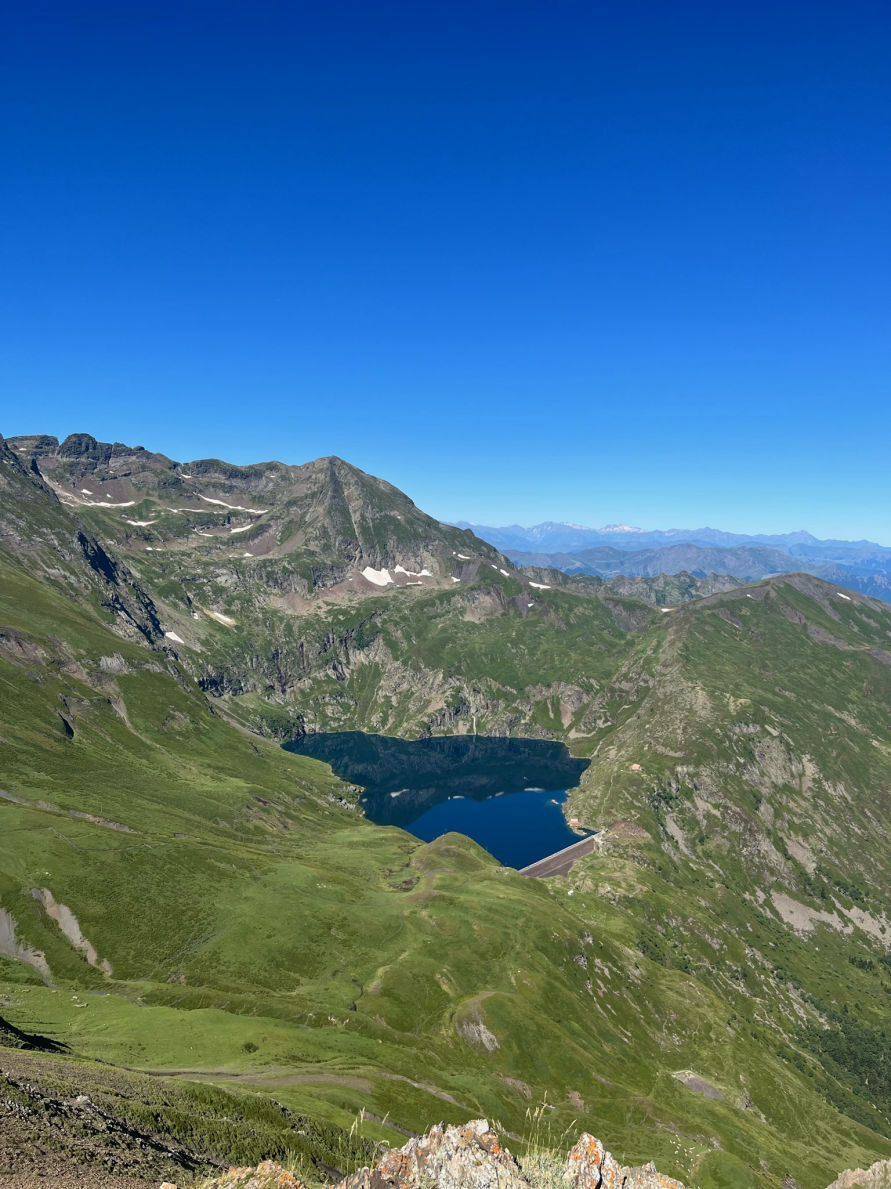 La vue sur l'étang d'Araing depuis le Pic de l'Har