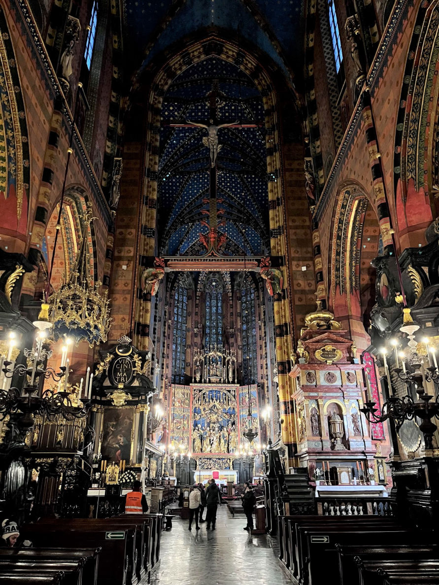 L'intérieur de la Basilique Sainte-Marie à Cracovie