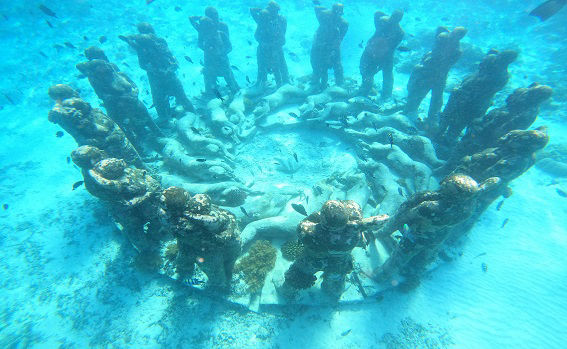 Les statues sous-marines de Gili Meno