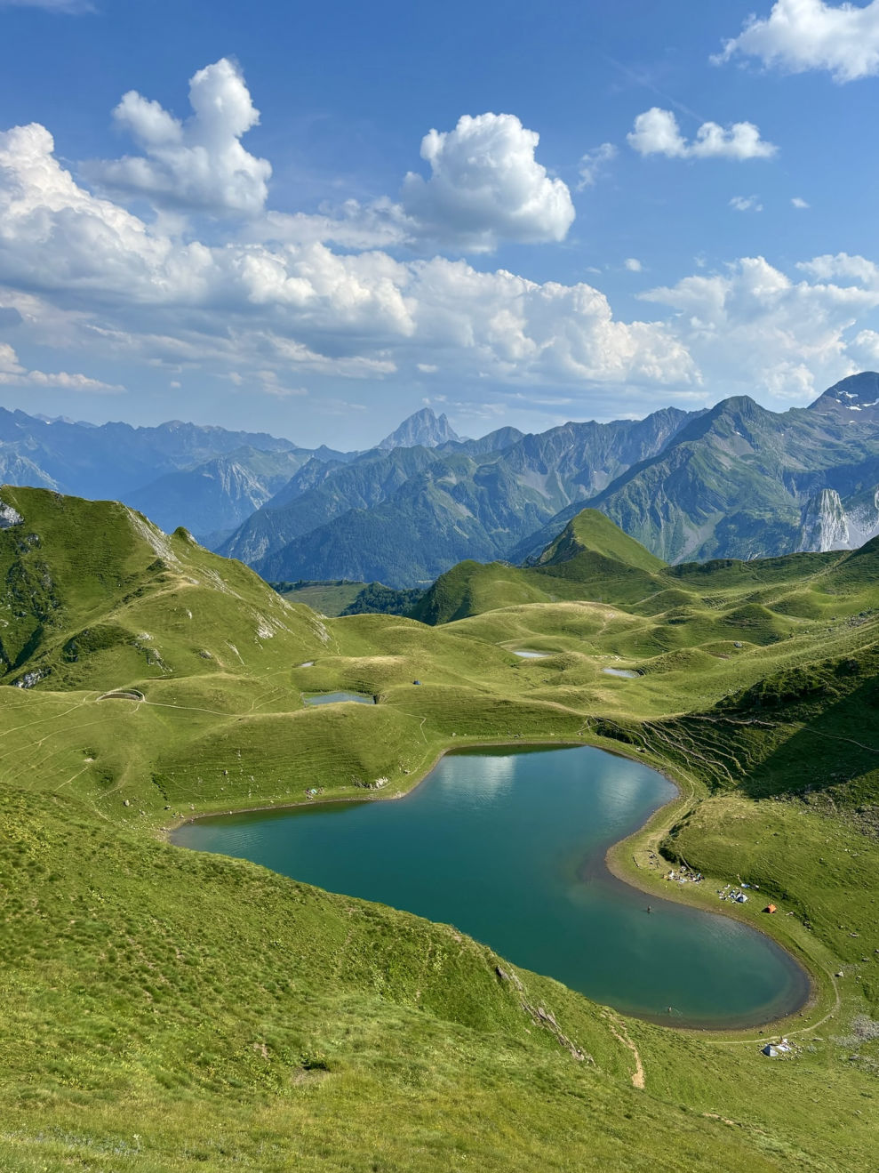 La vue depuis les pics sur le lac du Montagnon et les sommets des Pyrénées