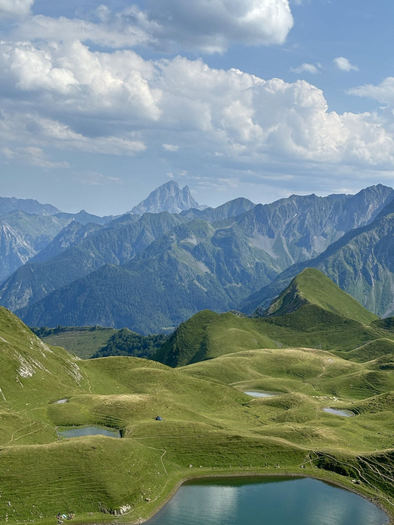 La vue depuis les pics sur le lac du Montagnon et les sommets des Pyrénées