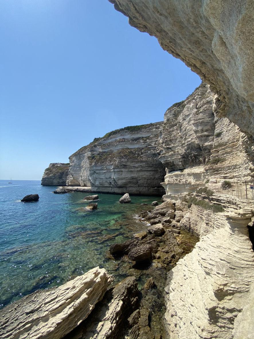 Les falaises de calcaire blanc à Bonifacio