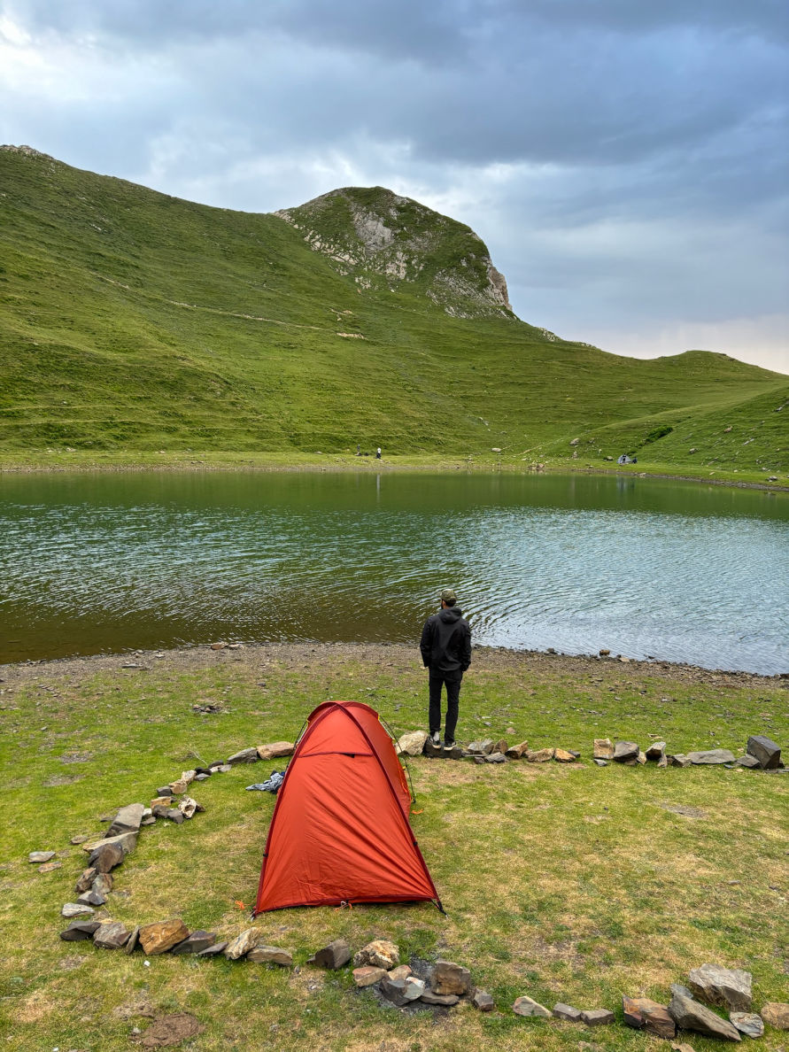 Bivouac sur les bords du lac du Montagnon