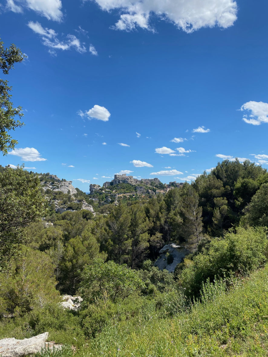 Une belle vue sur le village des Baux de Provence