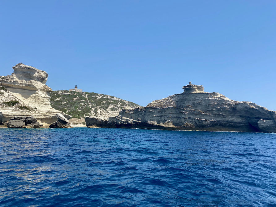 Le rocher en forme de bateau dans les bouches de Bonifacio