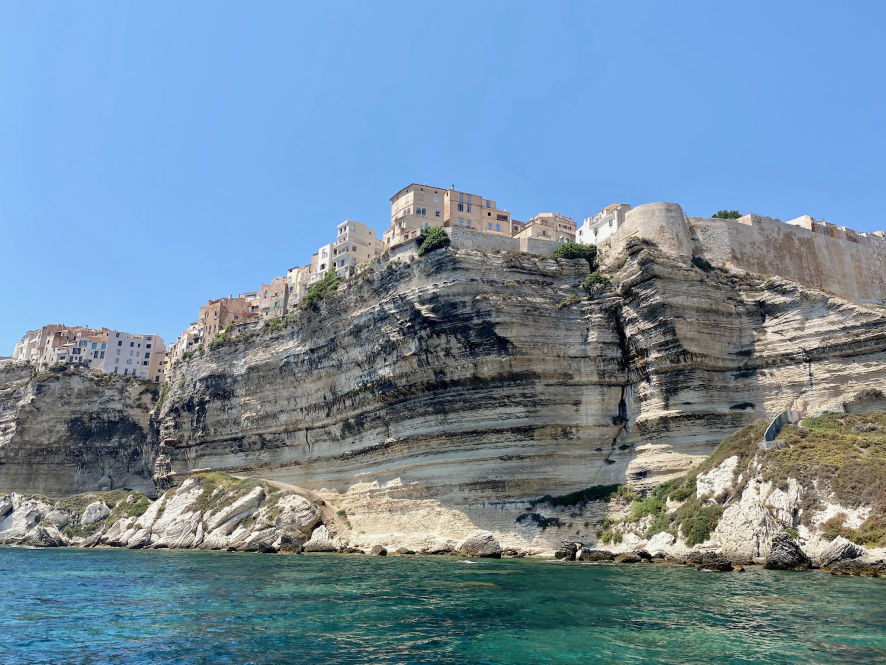 Les maisons de Bonifacio au bord des falaises