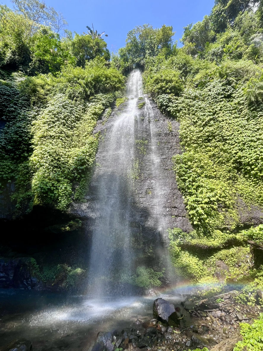 Arc-en-ciel dans la cascade Fiji à Bali